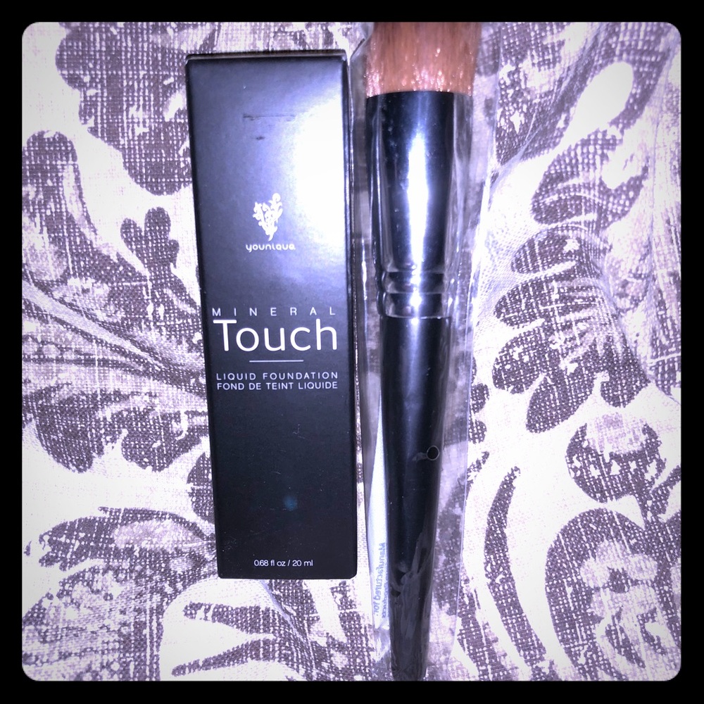 Younique  Liquid Foundation in the color Scarlett